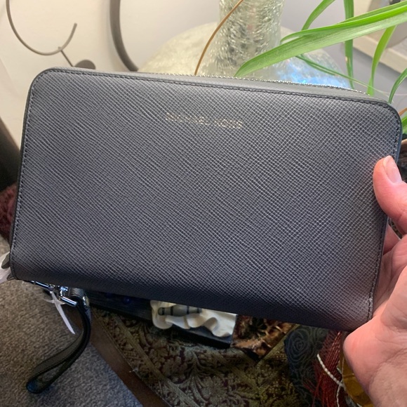 Auth. Michael Kors leather LG phone/card wristlet - Picture 2 of 13